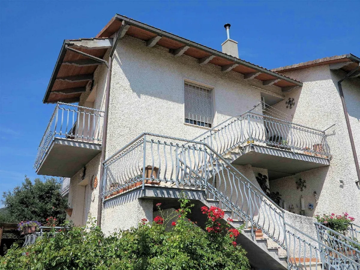 Appartamento in villetta singola al piano primo con giardino garage e taverna al piano terra in vendita a Roccastrada, Ribolla - foto 1
