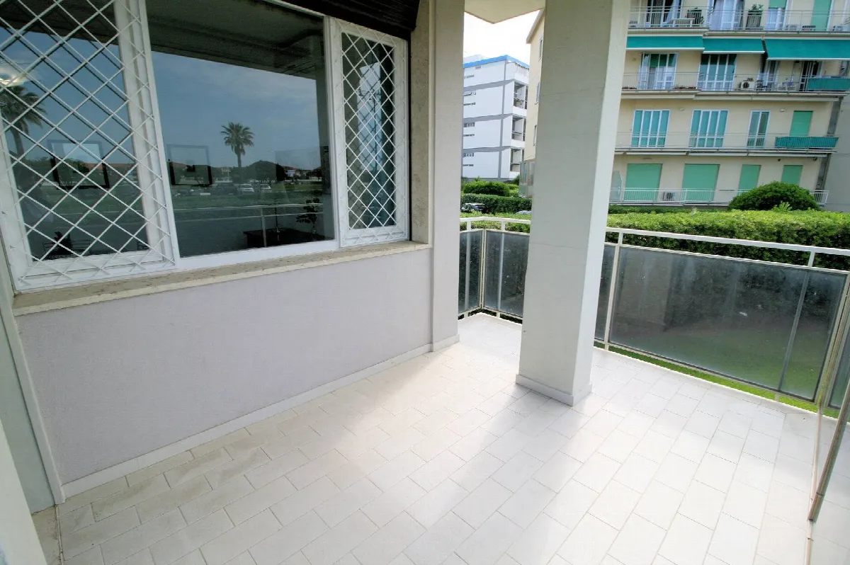 Appartamento ristrutturato di ampia superficie fronte mare con garage in vendita a Viareggio - foto 2