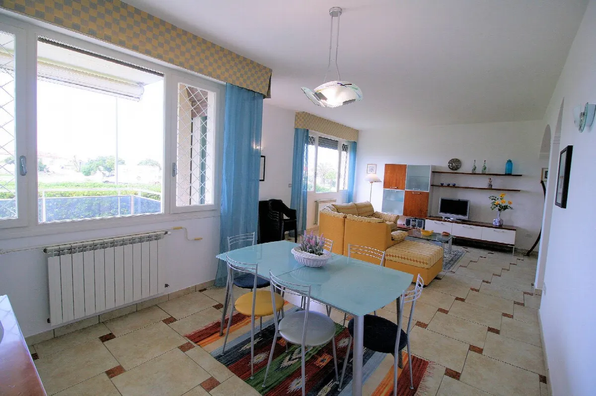 Appartamento ristrutturato di ampia superficie fronte mare con garage in vendita a Viareggio - foto 4