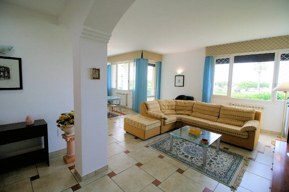 Appartamento ristrutturato di ampia superficie fronte mare con garage in vendita a Viareggio - foto 5