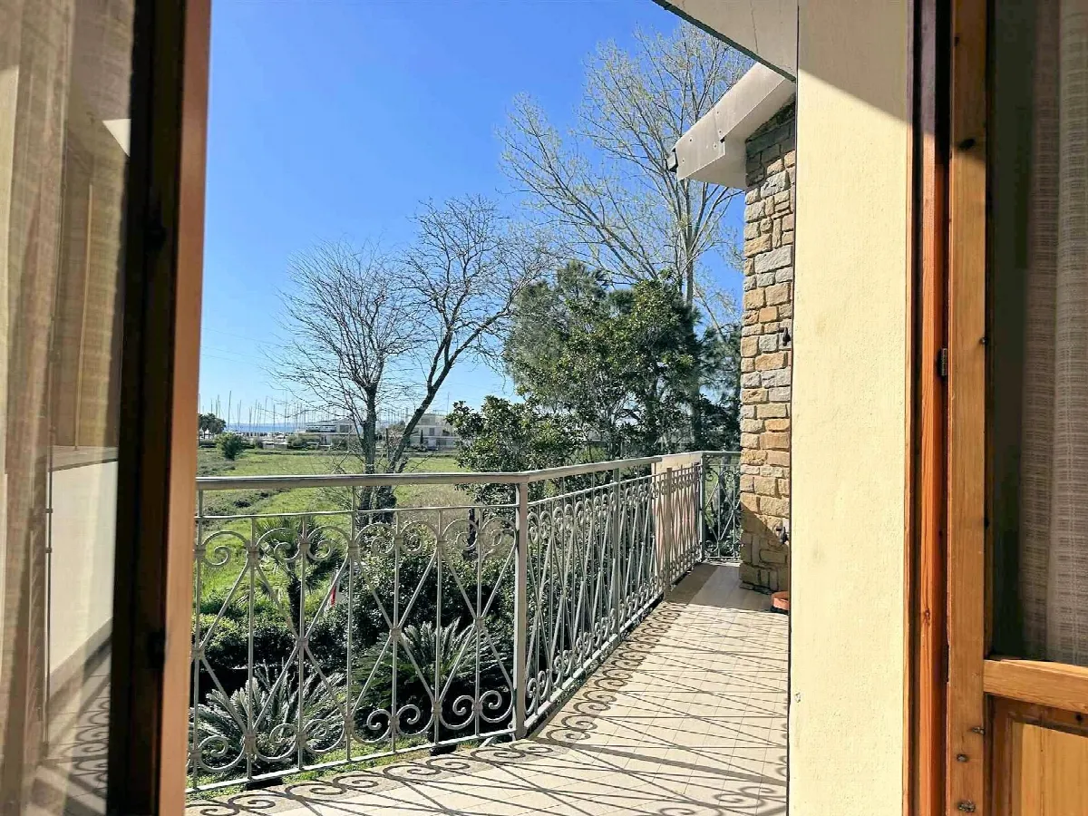Appartamento con giardino privato posto al piano primo di villetta libera su quattro lati in vendita a Scarlino, Puntone - foto 1