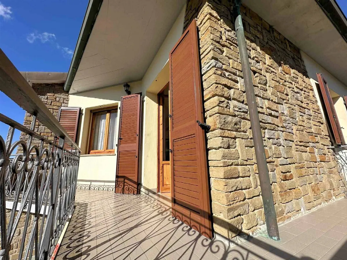 Appartamento con giardino privato posto al piano primo di villetta libera su quattro lati in vendita a Scarlino, Puntone - foto 2
