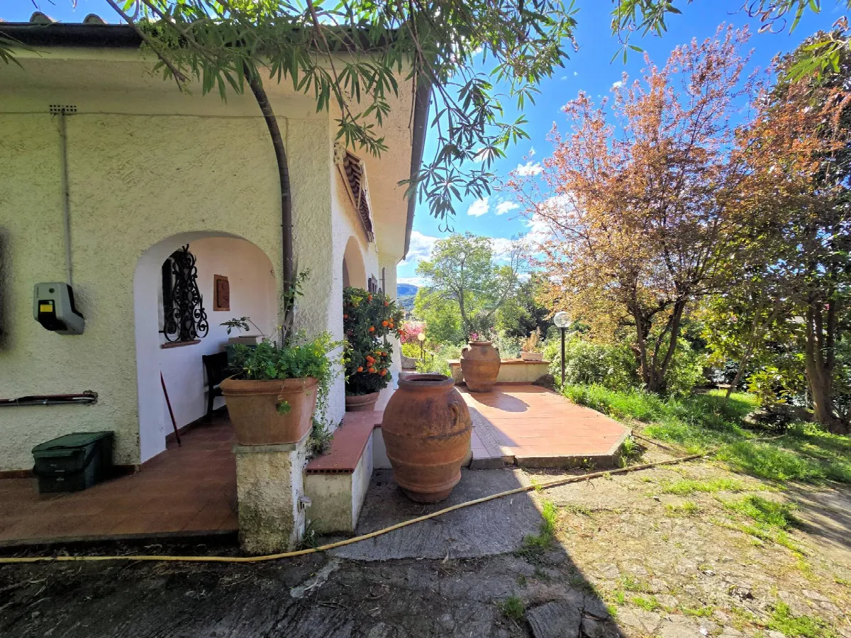 Porzione di villa al piano primo con ampia terrazza in vendita a Camaiore, Capezzano Pianore - foto 2