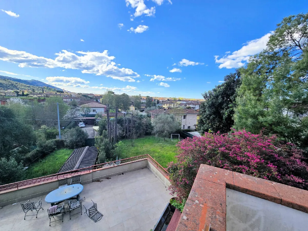 Porzione di villa al piano primo con ampia terrazza in vendita a Camaiore, Capezzano Pianore - foto 5