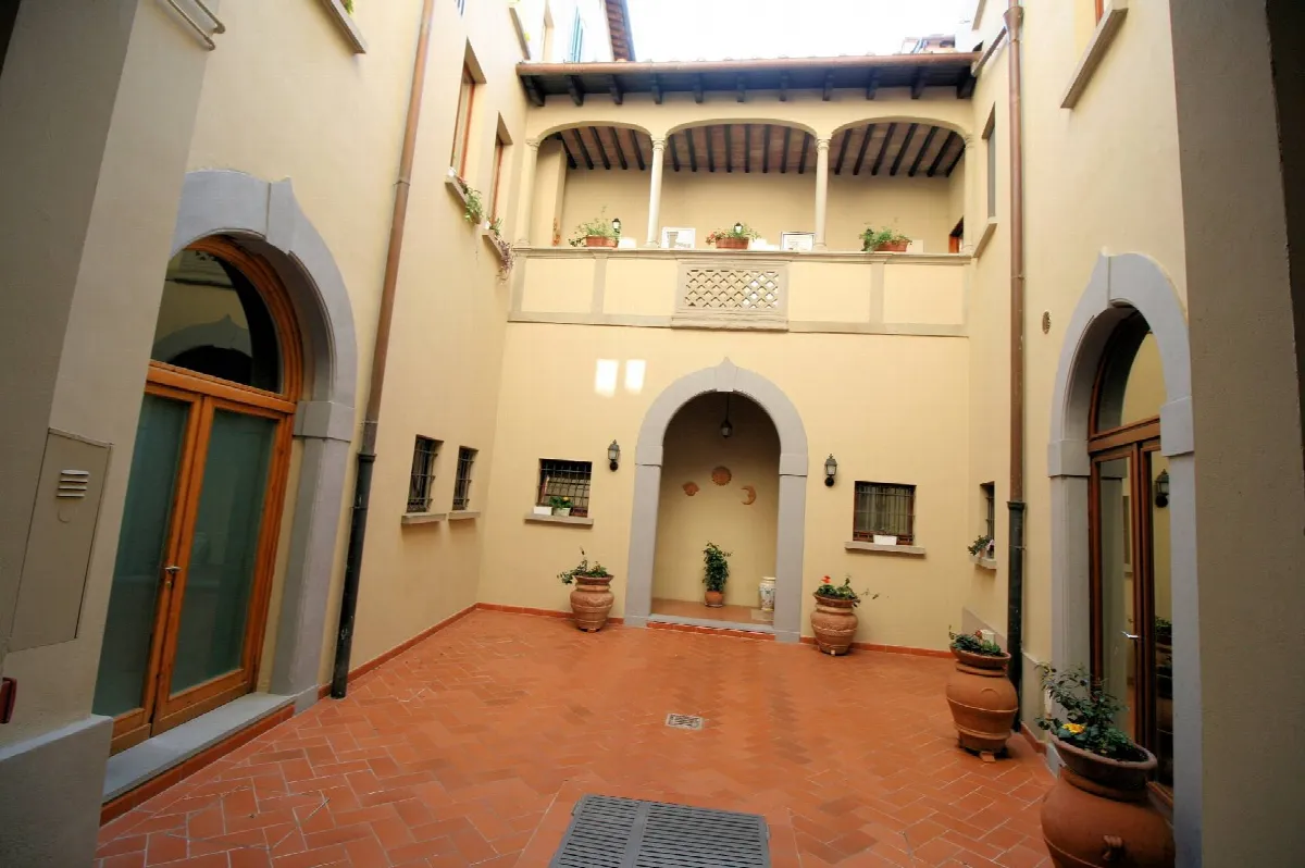 Appartamento al piano secondo con ascensore in centro storico in vendita a Pistoia, Centro storico - foto 1