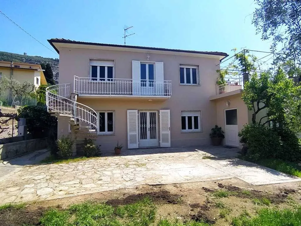 Appartamento al piano terra ristrutturato in villetta bifamiliare in vendita a Monsummano Terme - foto 1