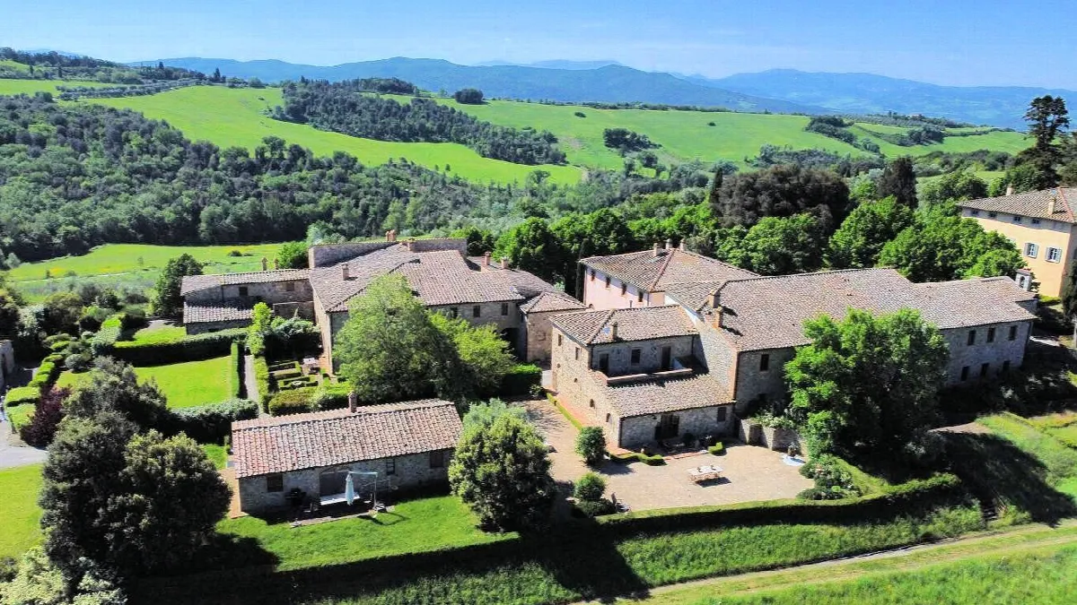 Bellissimo appartamento al piano primo con giardino privato in un borgo completamente ristrutturato con ampia piscina in vendita a Volterra - foto 1