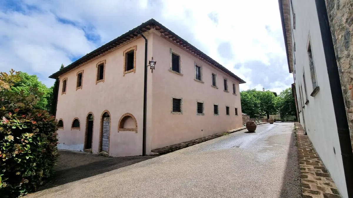 Bellissimo appartamento al piano primo con giardino privato in un borgo completamente ristrutturato con ampia piscina in vendita a Volterra - foto 10