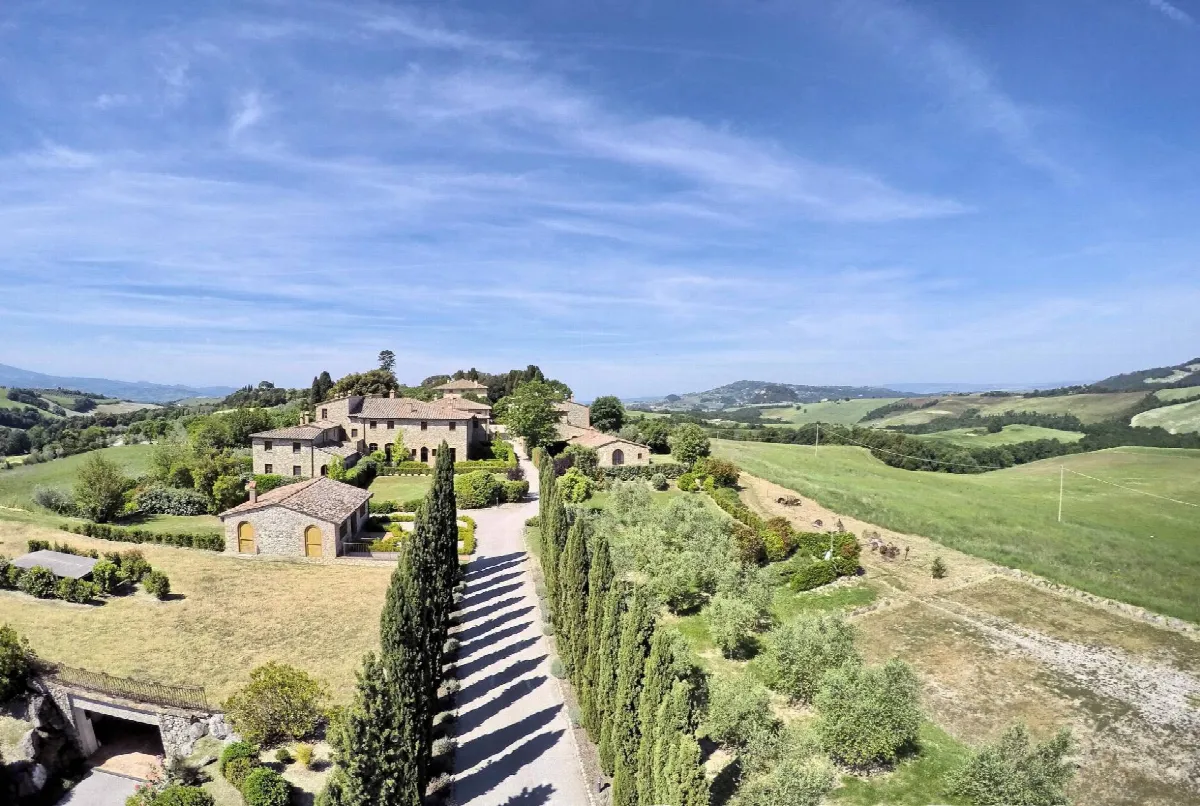 Bellissimo appartamento al piano primo con giardino privato in un borgo completamente ristrutturato con ampia piscina in vendita a Volterra - foto 2