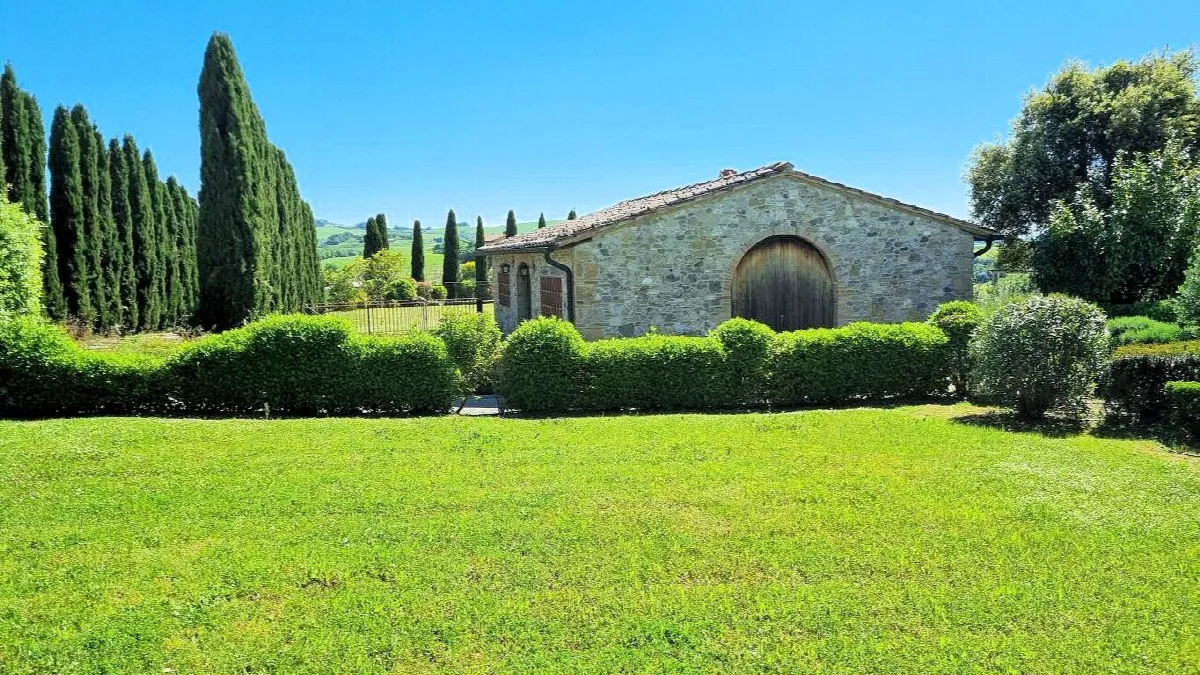 Bellissimo appartamento al piano primo con giardino privato in un borgo completamente ristrutturato con ampia piscina in vendita a Volterra - foto 6