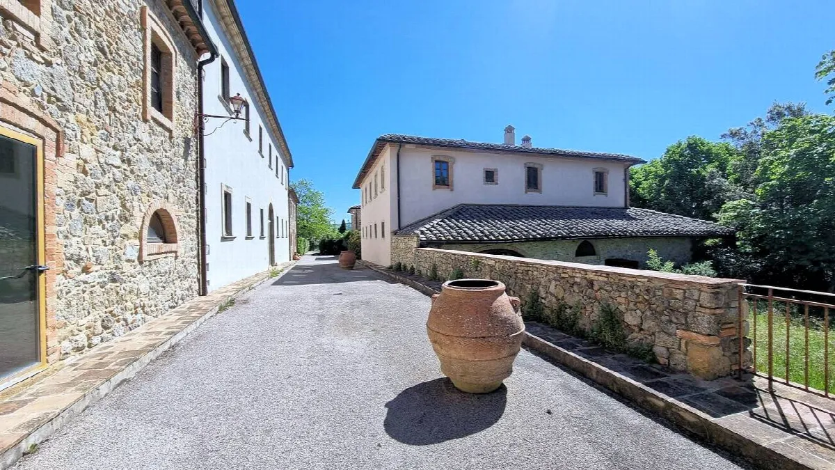 Bellissimo appartamento al piano primo con giardino privato in un borgo completamente ristrutturato con ampia piscina in vendita a Volterra - foto 7