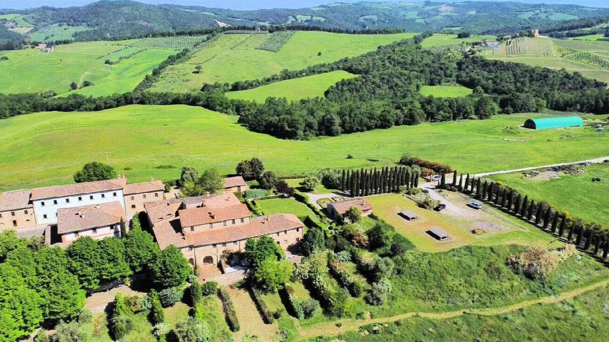 Bellissimo appartamento al piano primo con giardino privato in un borgo completamente ristrutturato con ampia piscina in vendita a Volterra - foto 8