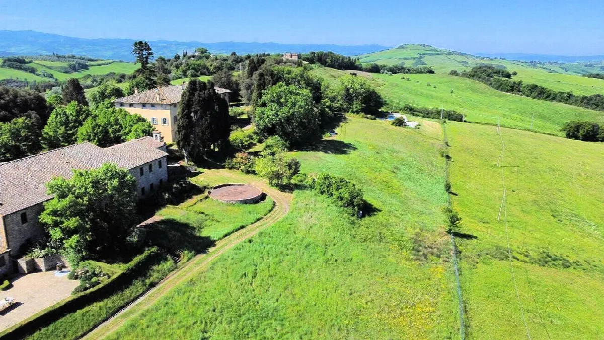 Bellissimo appartamento al piano primo con giardino privato in un borgo completamente ristrutturato con ampia piscina in vendita a Volterra - foto 9