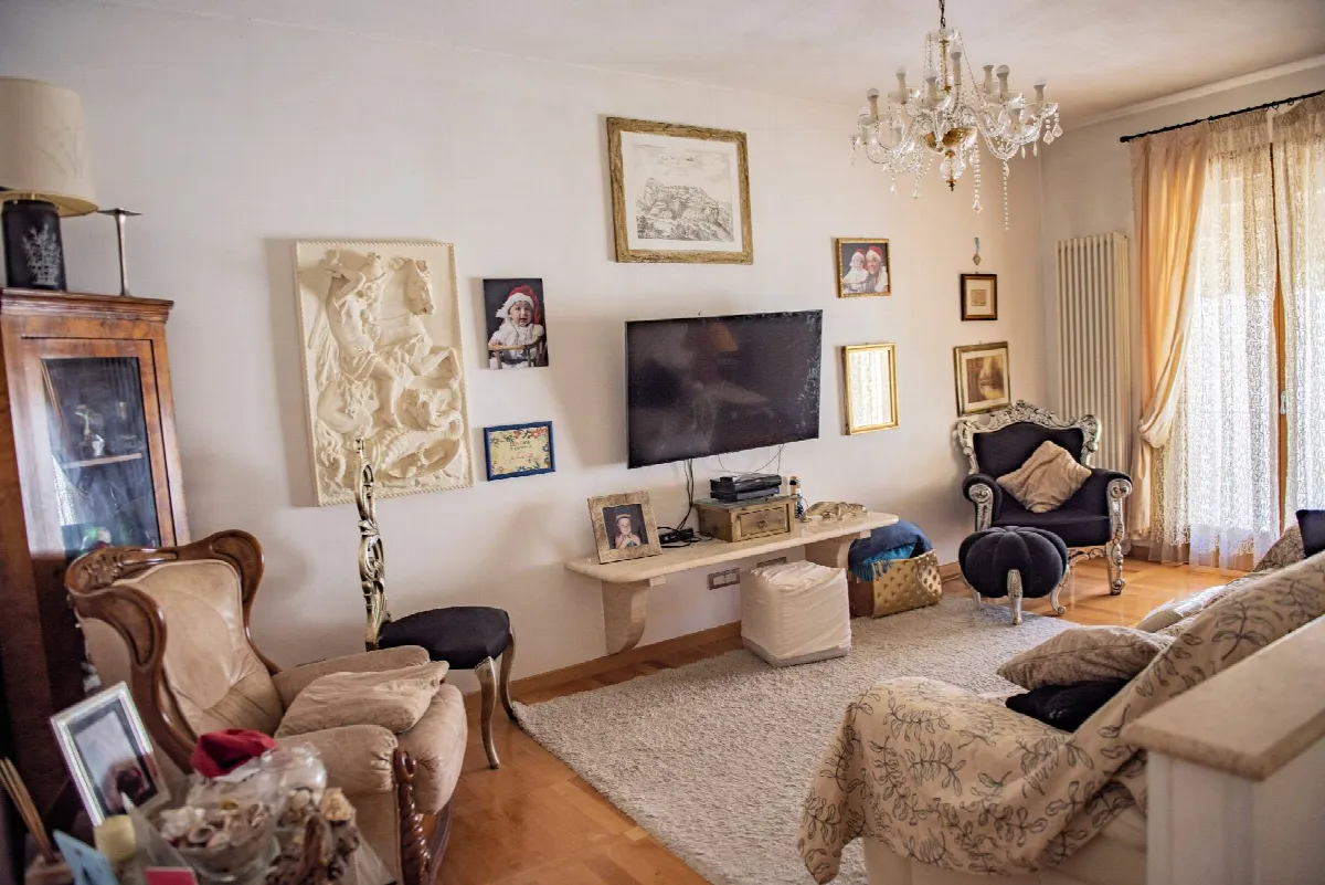 Appartamento di ampia superficie con entrata indipendente disposto al piano terra e primo  in vendita a San Vincenzo - foto 1