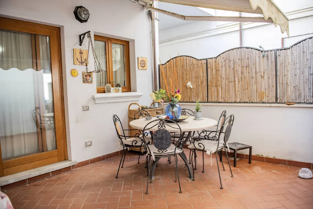 Appartamento di ampia superficie con entrata indipendente disposto al piano terra e primo  in vendita a San Vincenzo - foto 7