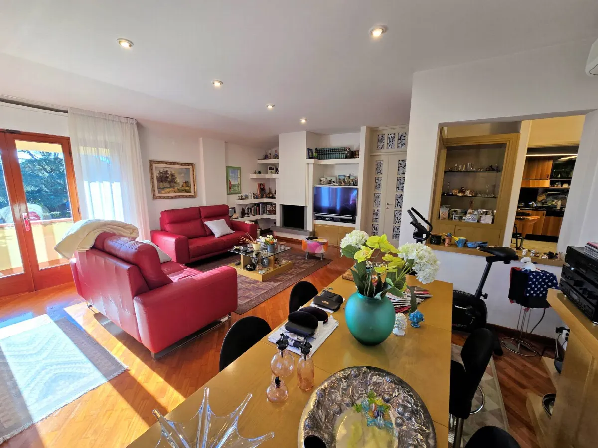 Appartamento posto al piano primo di villetta bifamiliare con garage e giardino in vendita a Buggiano, Borgo a Buggiano - foto 1