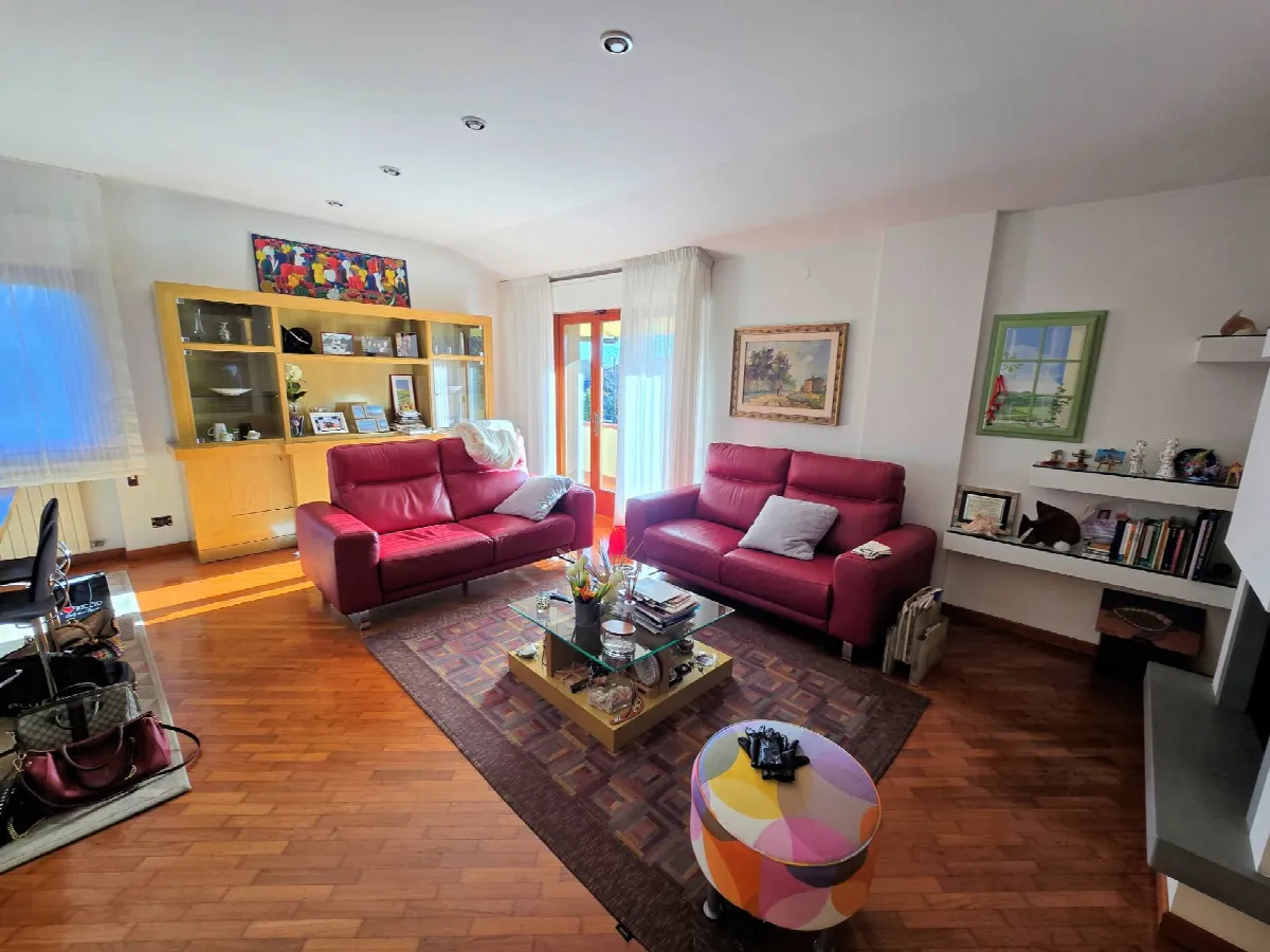 Appartamento posto al piano primo di villetta bifamiliare con garage e giardino in vendita a Buggiano, Borgo a Buggiano - foto 2