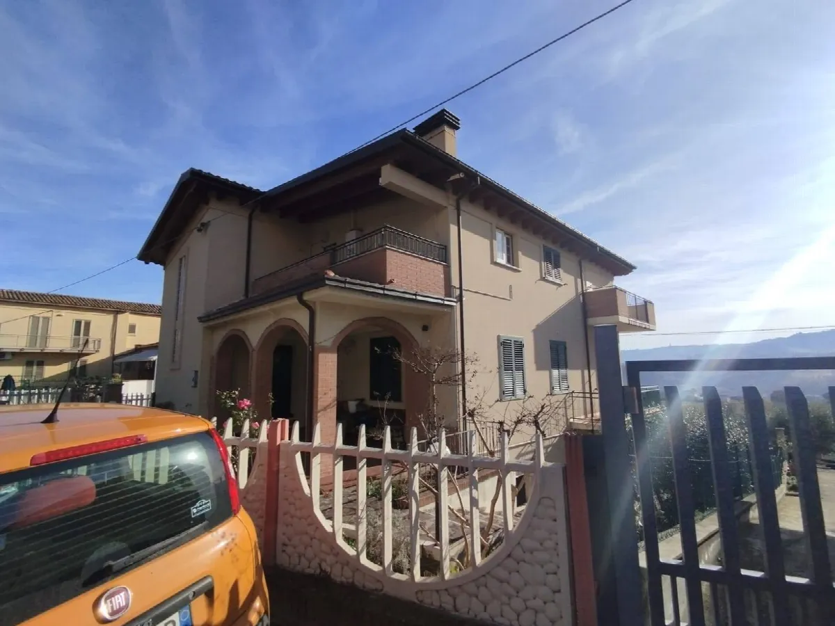 Appartamento con ingresso indipendente in vendita a Teramo, Nepezzano - foto 2