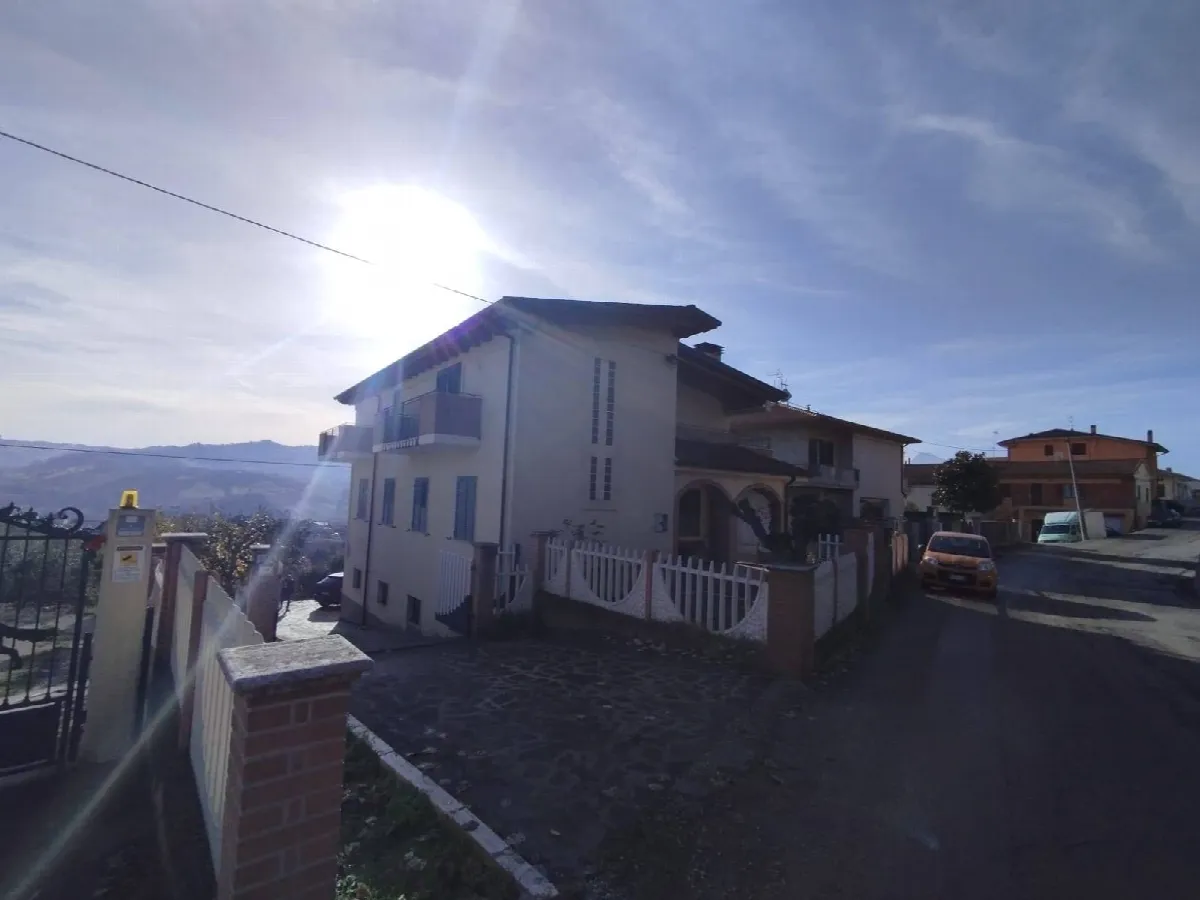 Appartamento con ingresso indipendente in vendita a Teramo, Nepezzano - foto 3