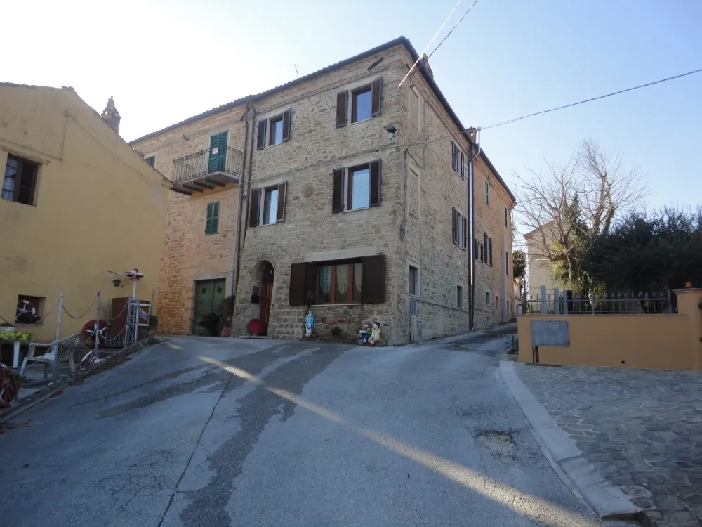 Casa nei borghi e castelli  in vendita a Monte Roberto - foto 1