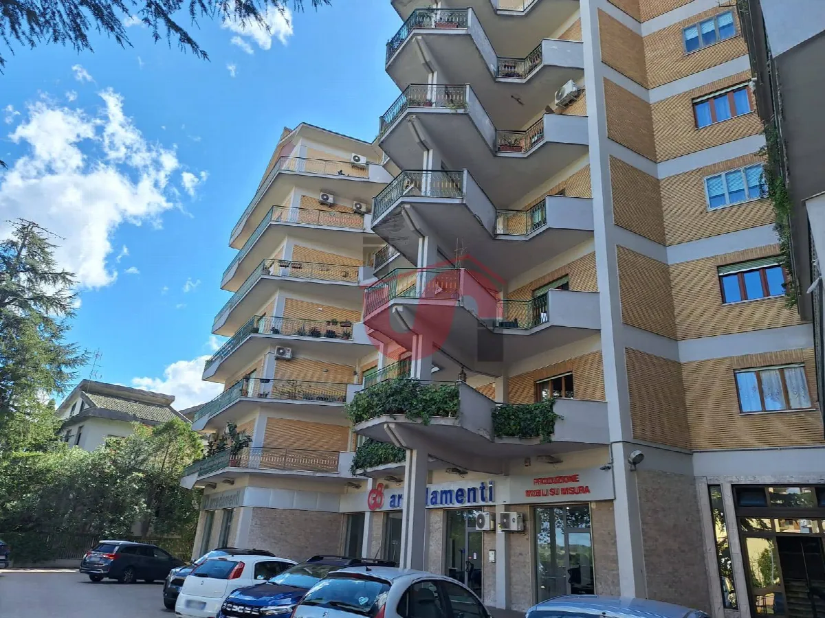 APPARTAMENTO + DI 4 LOCALI in vendita a Benevento, Mellusi - foto 2