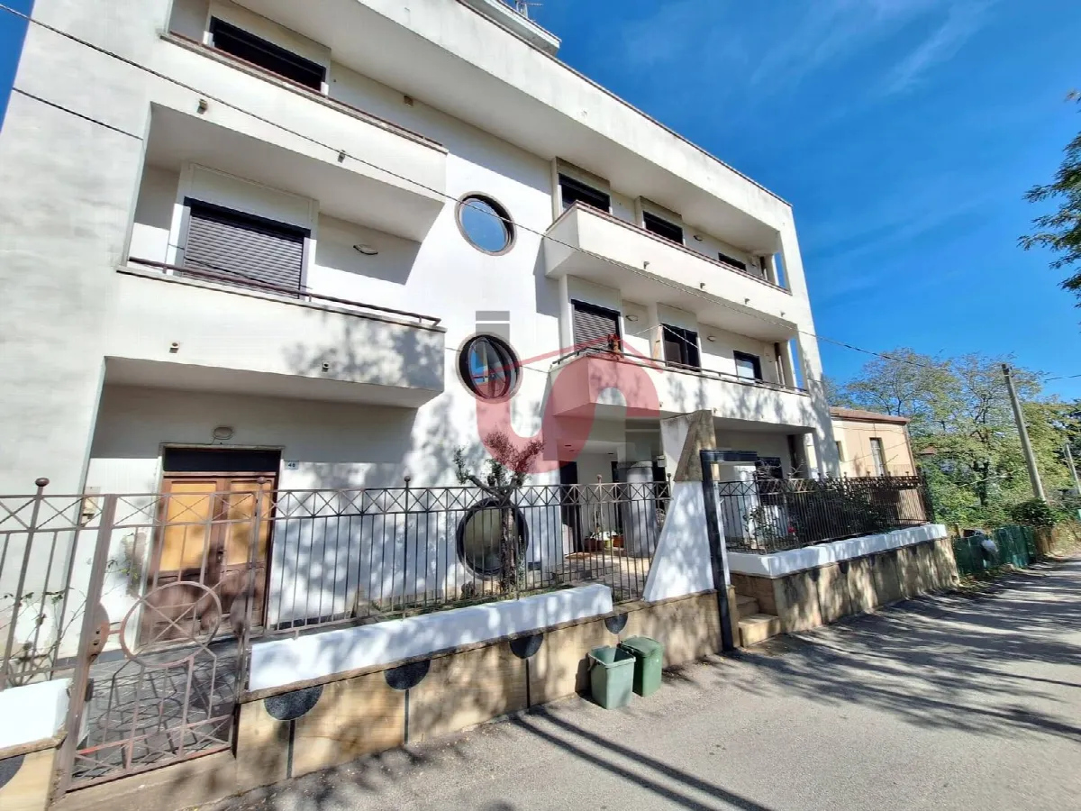 APPARTAMENTO + DI 4 LOCALI in vendita a Benevento, CONTRADE - foto 1