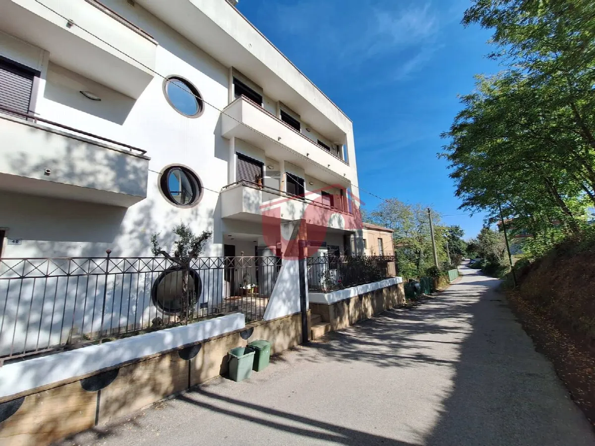 APPARTAMENTO + DI 4 LOCALI in vendita a Benevento, CONTRADE - foto 3