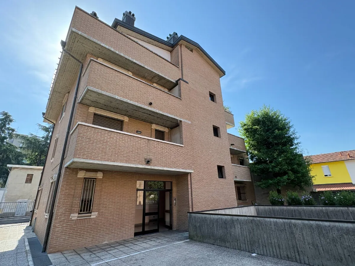 QUADRILOCALE in vendita a Rho - foto 2