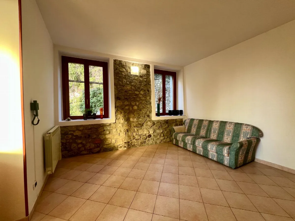 Appartamento in vendita a Cocquio-Trevisago, Cocquio - foto 2