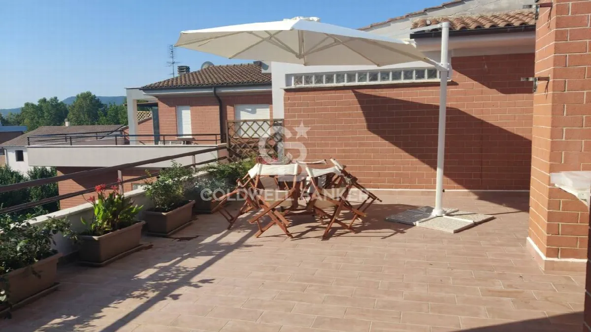 Appartamento indipendente in vendita a Sutri, centro - foto 1