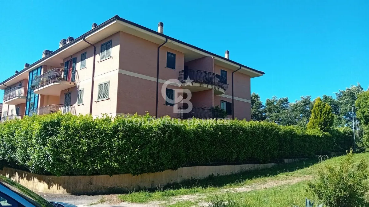 Appartamento in vendita a Sutri, centro - foto 2