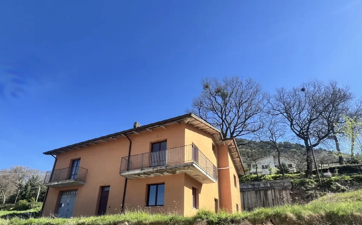 Casa indipendente in vendita a Costacciaro - foto 1