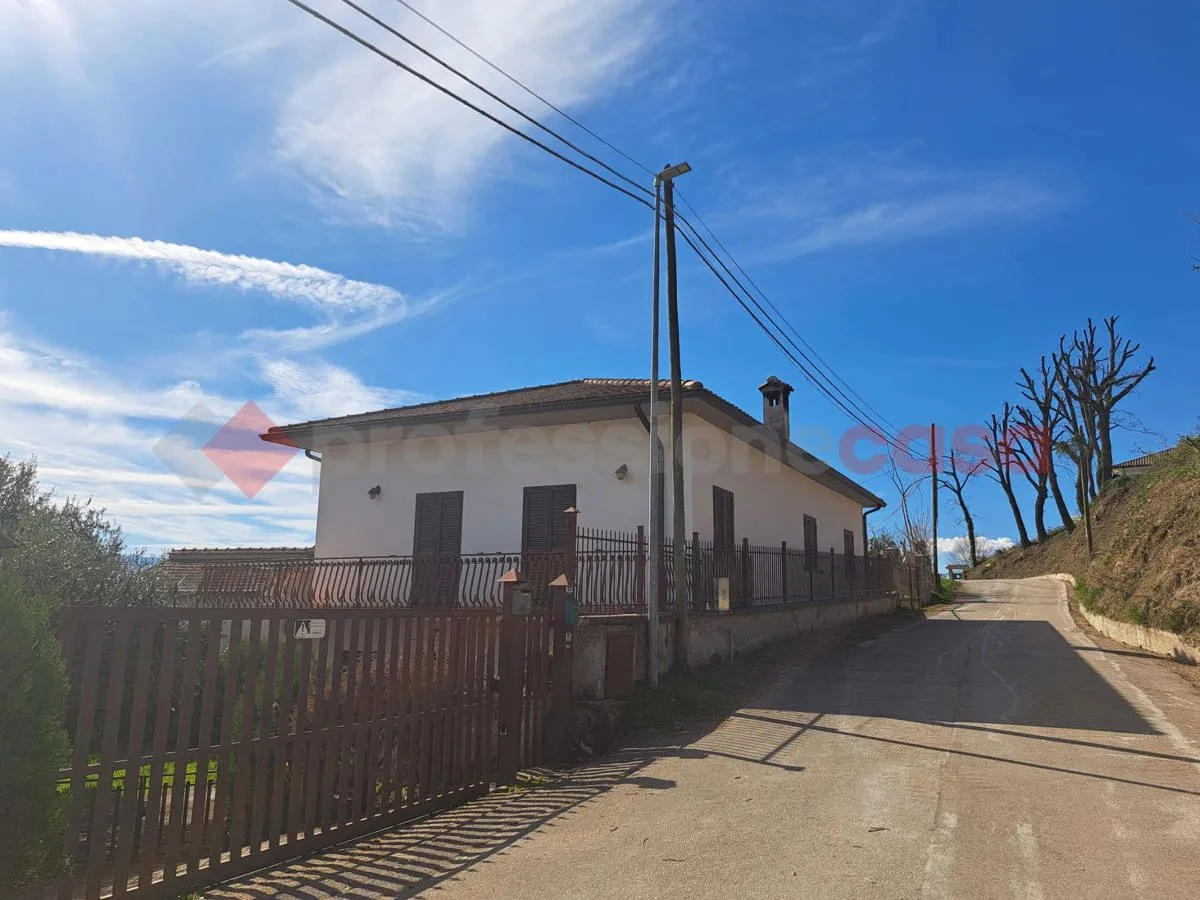 Casa indipendente in vendita a Cervaro - foto 1