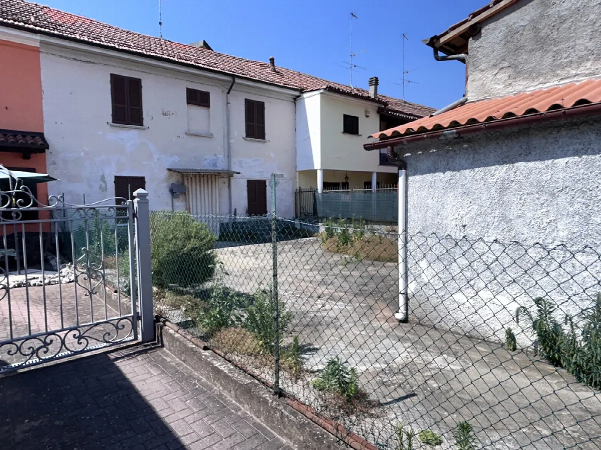 Casa indipendente in vendita a Sannazzaro de' Burgondi - foto 1