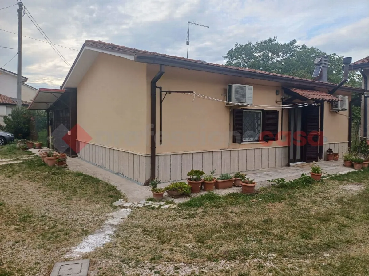 Casa indipendente in vendita a San Giovanni Incarico - foto 1