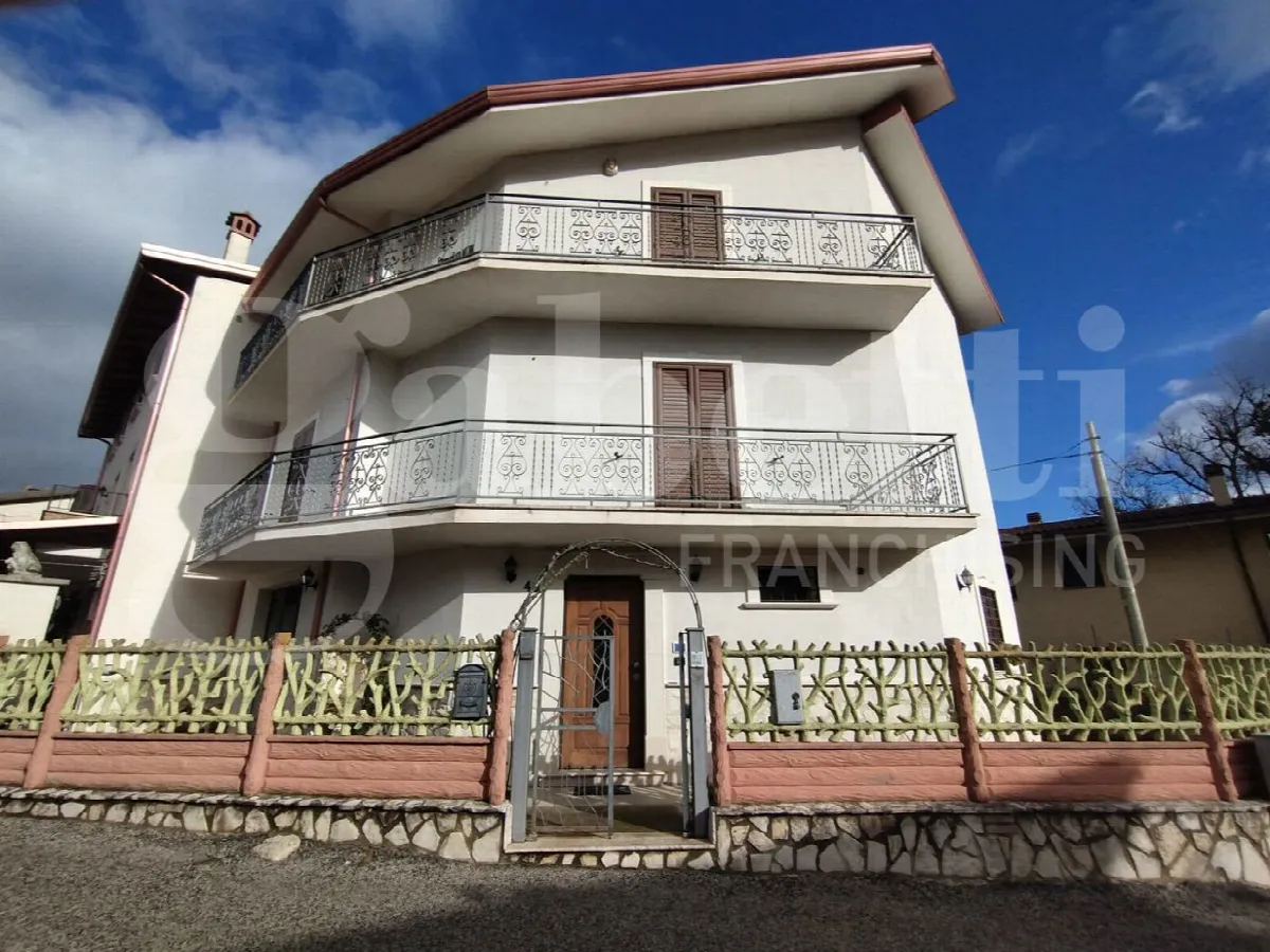 Casa indipendente in vendita a Tagliacozzo - foto 1