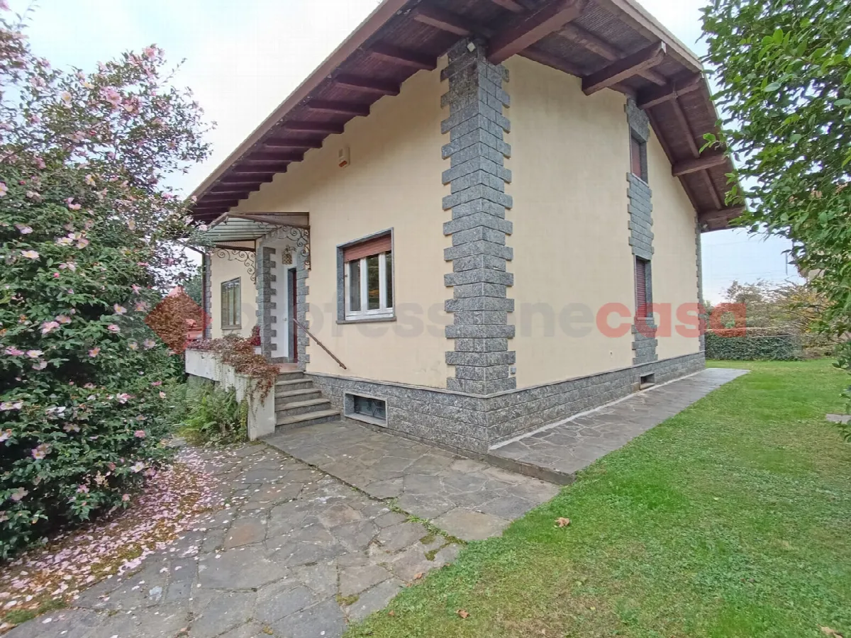 Casa indipendente in vendita a Lesa - foto 1