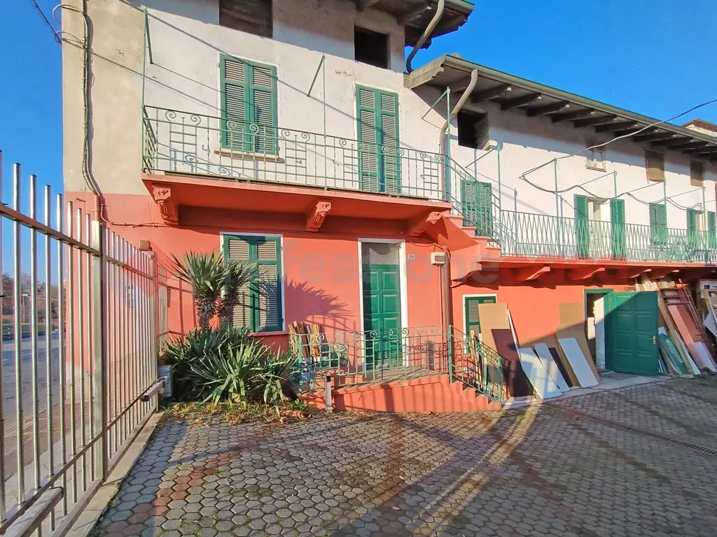 Casa indipendente in vendita a Arona - foto 1