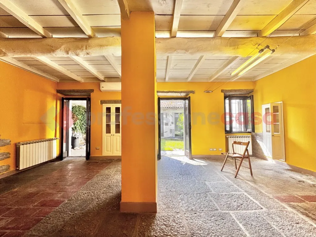 Casa indipendente in vendita a Arona - foto 1