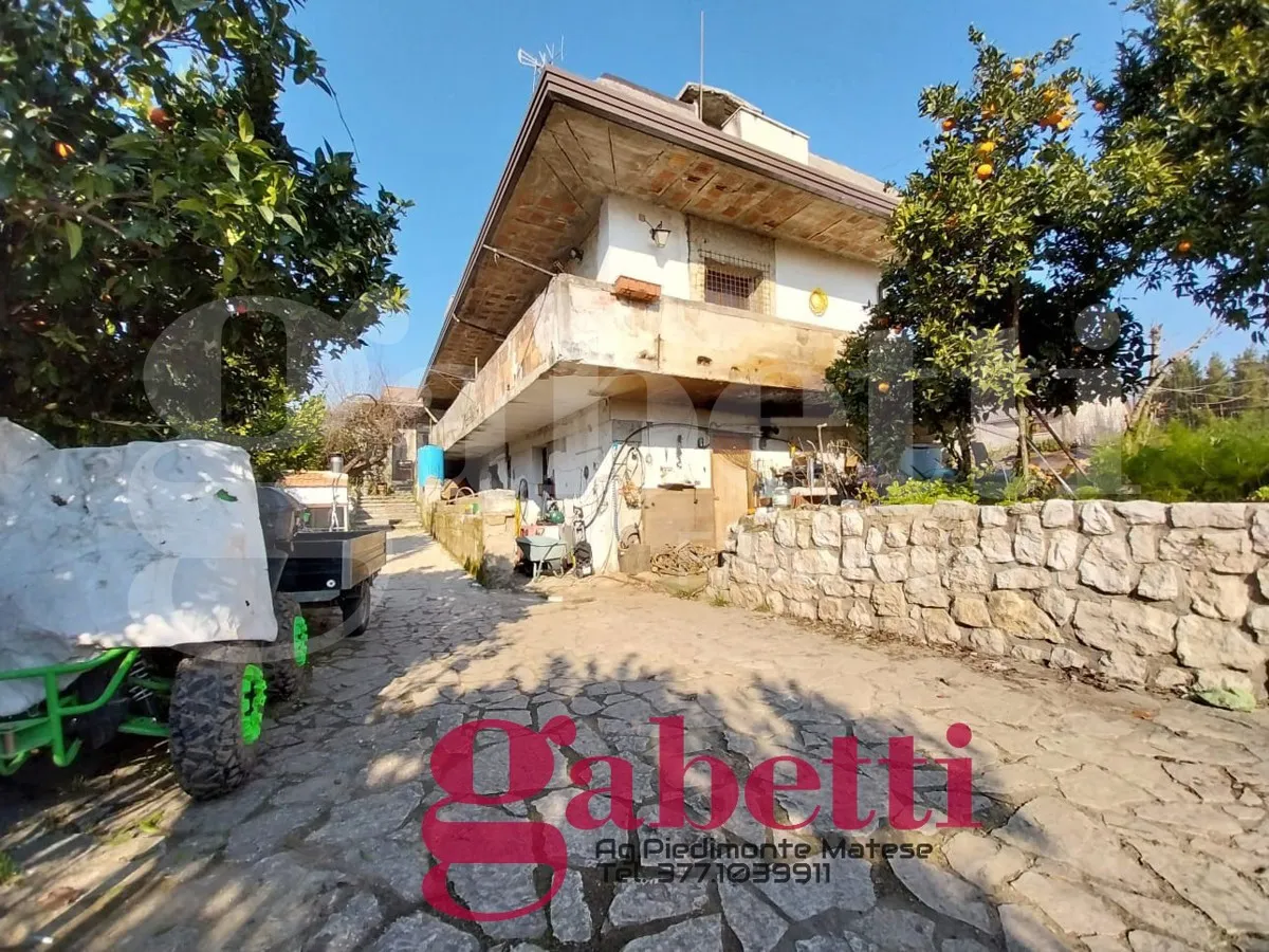 Casa indipendente in vendita a Baia e Latina - foto 1