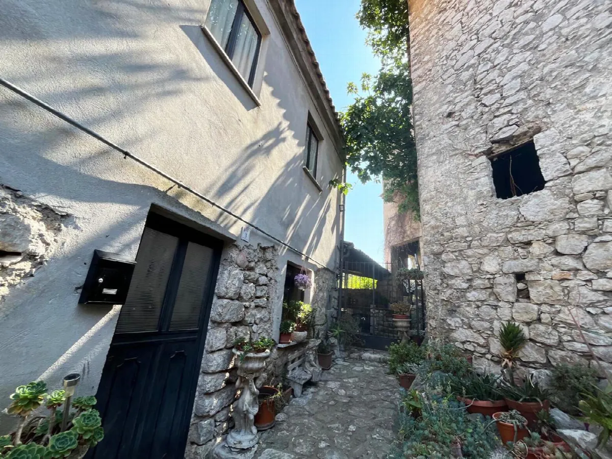 Casa indipendente in vendita a Baia e Latina - foto 1