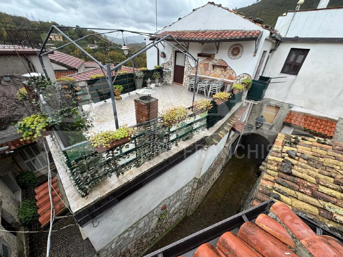Casa indipendente in vendita a Pratella - foto 1