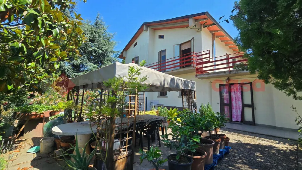 Casa indipendente in vendita a Arezzo - foto 1