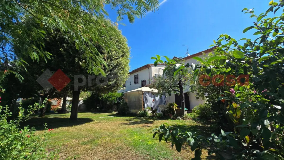 Casa indipendente in vendita a Arezzo - foto 1