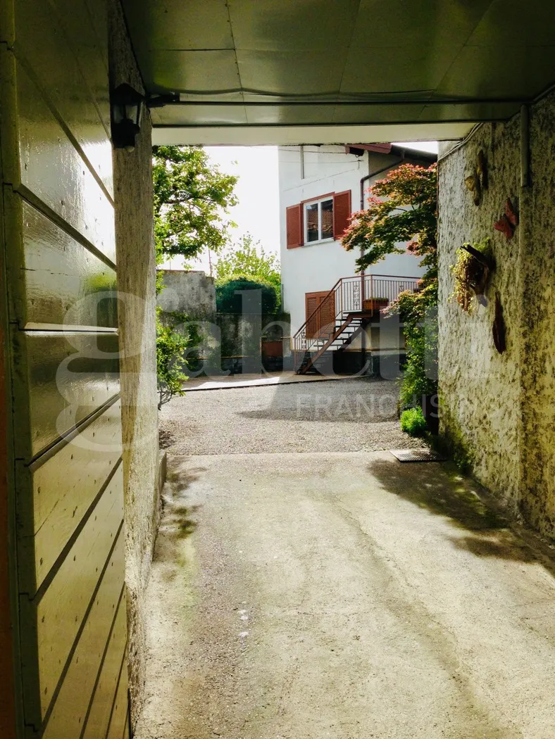 Casa indipendente in vendita a Angera - foto 1