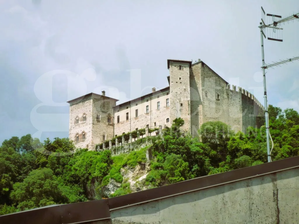 Casa indipendente in vendita a Angera - foto 3