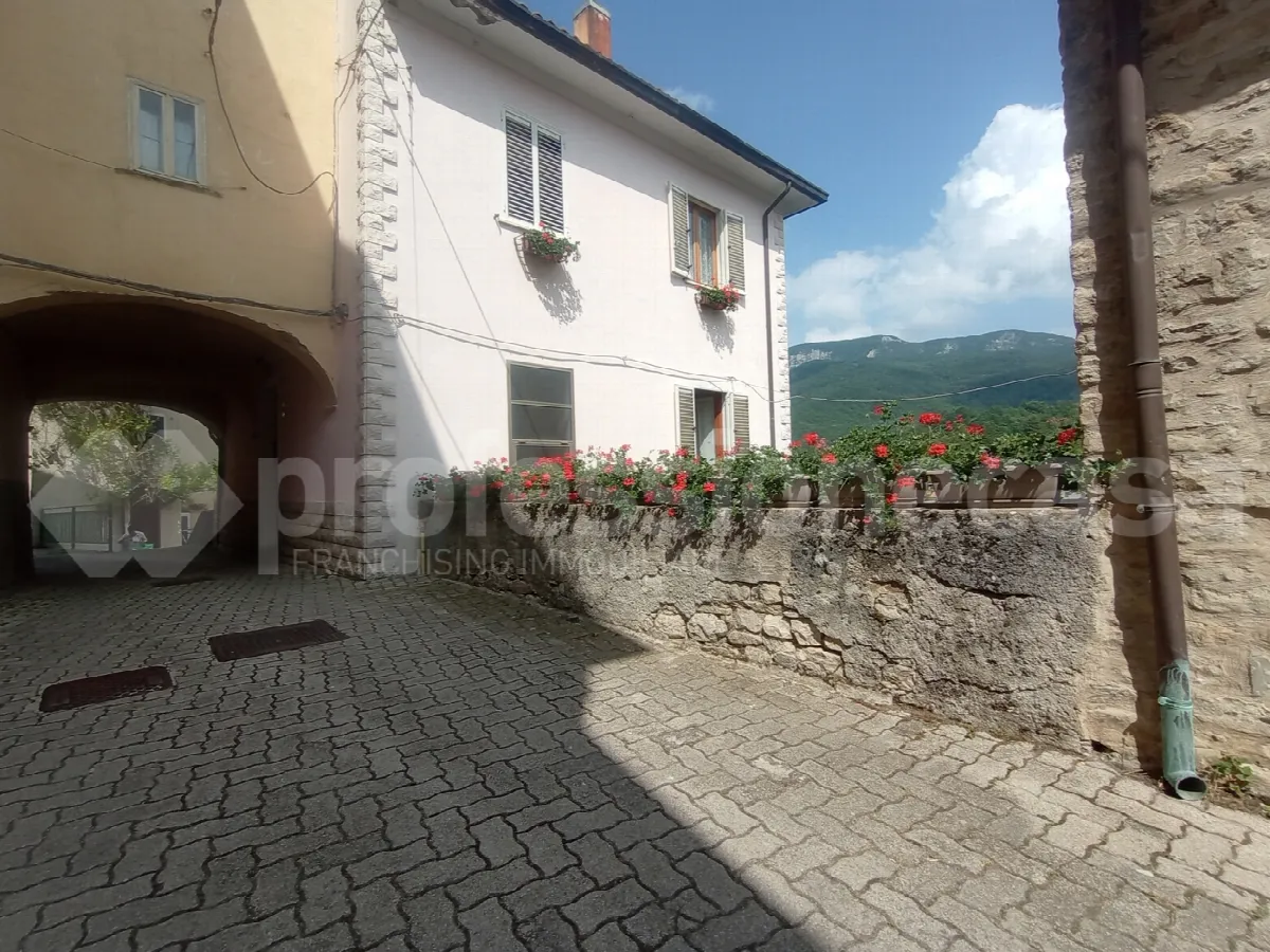 Casa indipendente in vendita a Castel del Giudice - foto 2