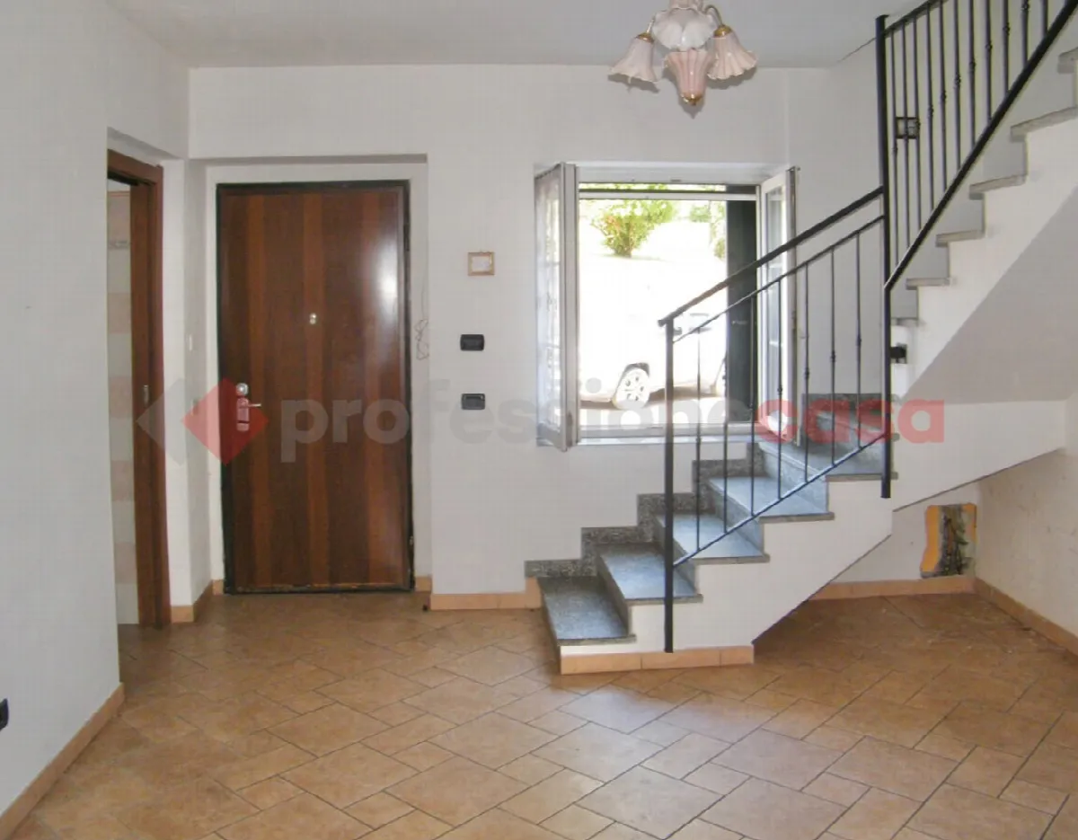 Casa indipendente in vendita a Varallo Pombia - foto 1