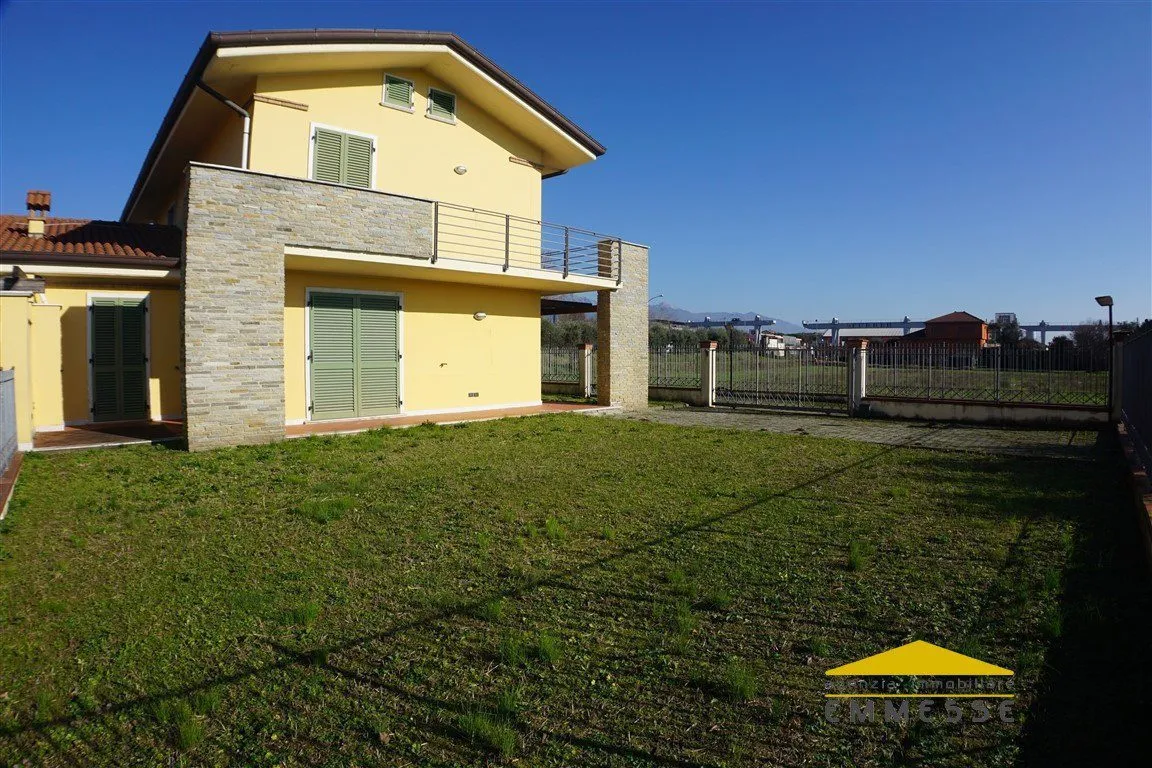 Casa indipendente in vendita a Carrara - Avenza - foto 1