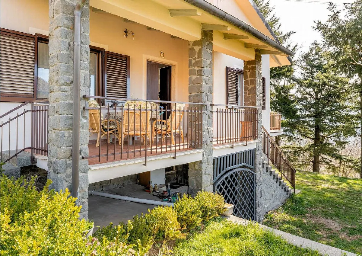 Villetta libera su quattro lati recentemente ristrutturata con giardino  in vendita a Pescia - foto 2
